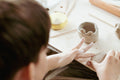 Kinder werden kreativ in den Töpferkursen für Kinder von Happy Time Potteryy in Potsdam