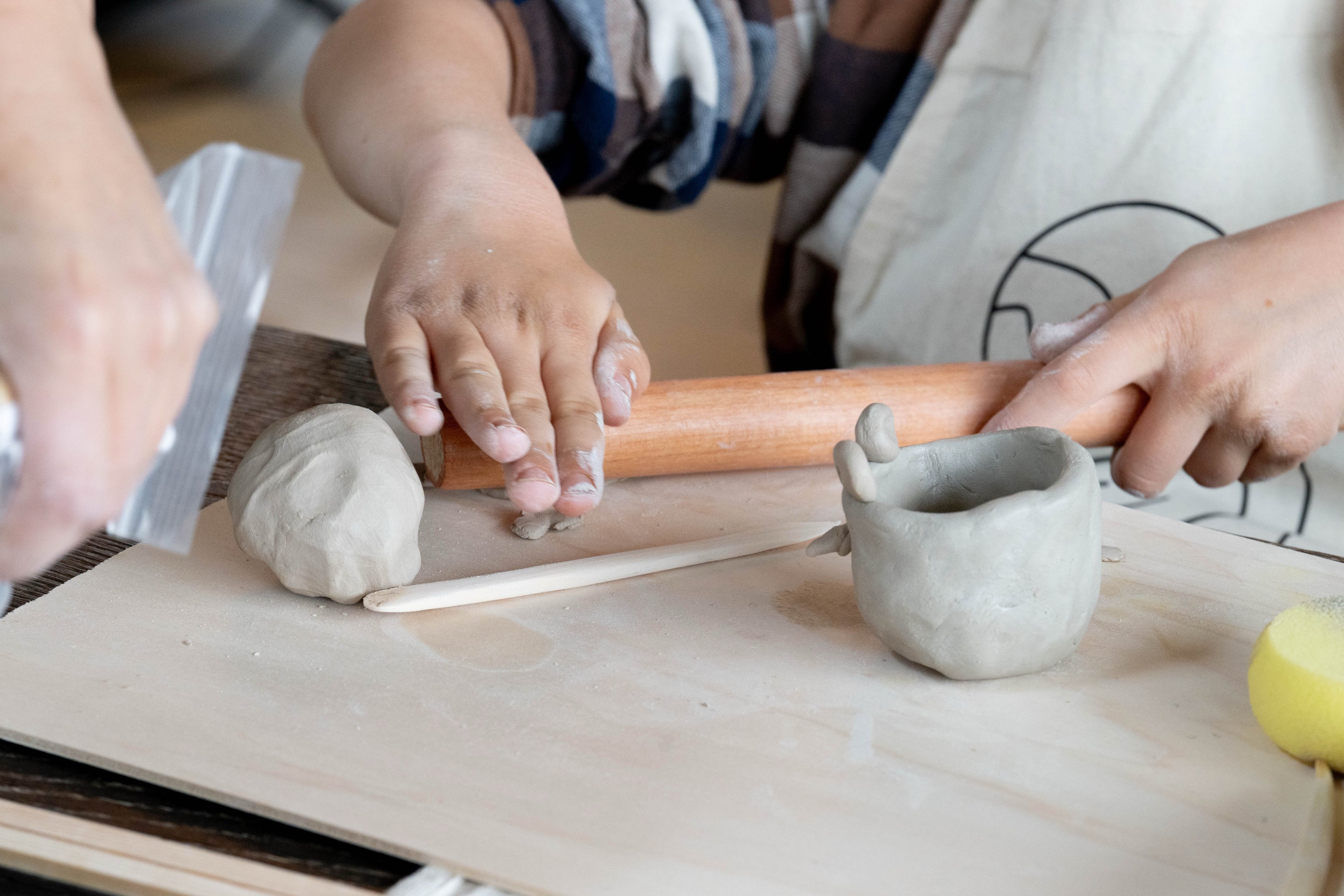 selbstgetöpferte Keramik von Kindern aus einem Kindergeburtstag-Workshop in Potsdam.